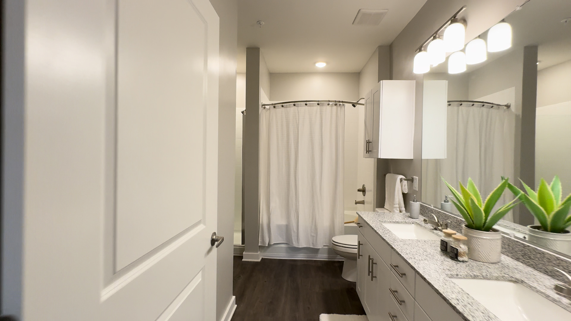 Bathroom in 1B/1B Scene Floor Plan Apartment Home at The Ravelle in Nashville, TN