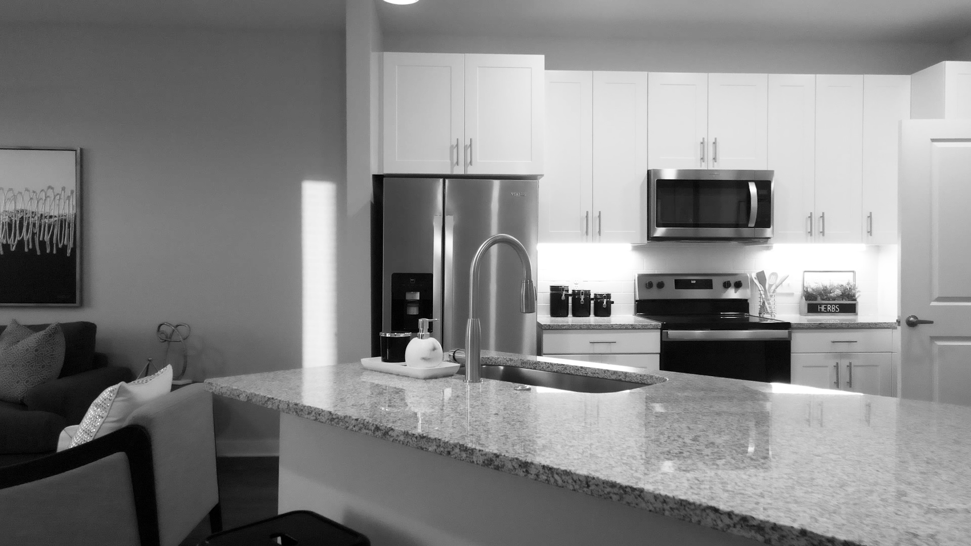 Kitchen from 1B/1B Scene Apartment Home at The Ravelle in Nashville, TN