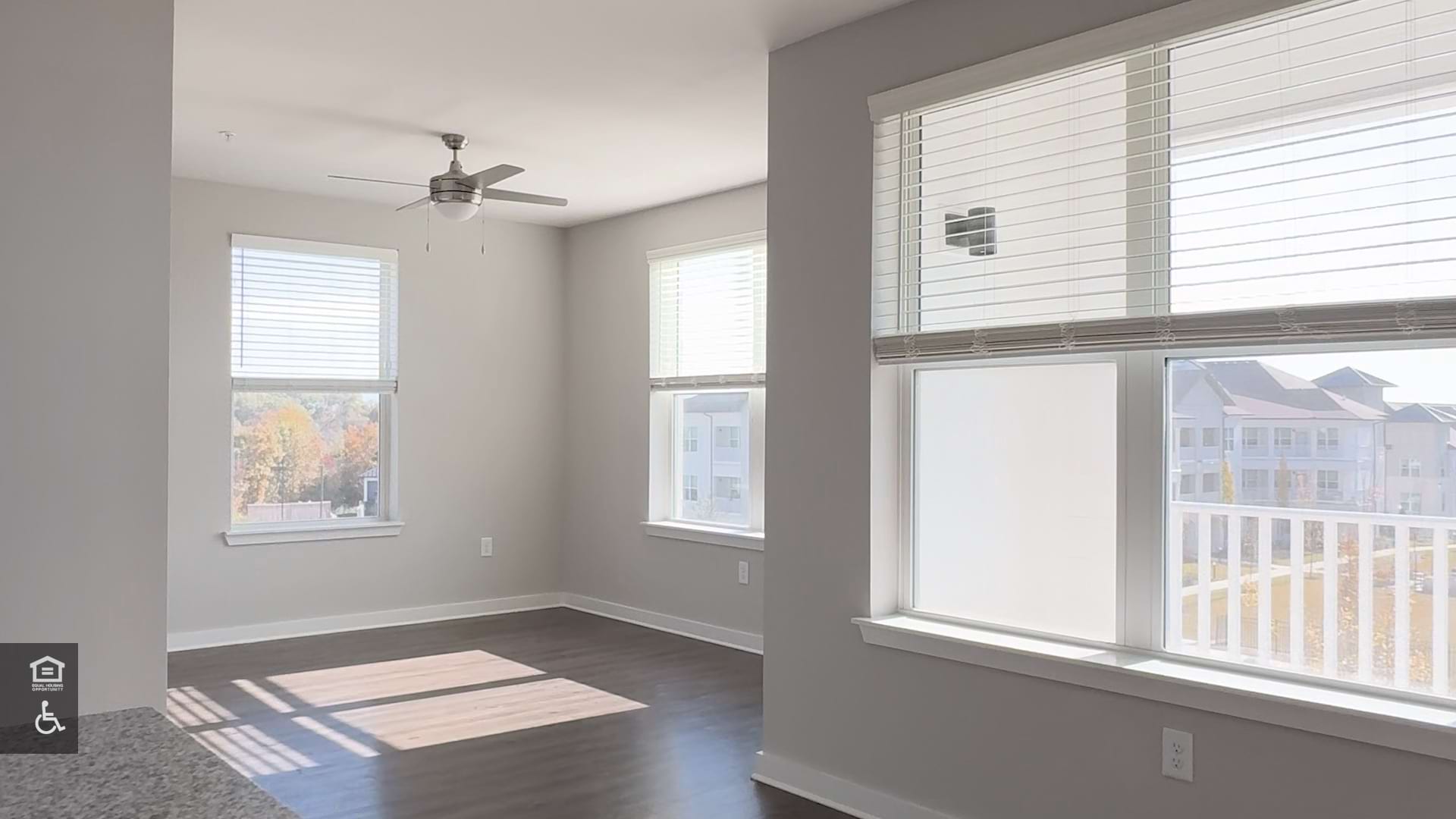 Large windows letting in lots of natural light in a 2 bed / 2 bath apartment home at the Ravelle in Nashville, TN