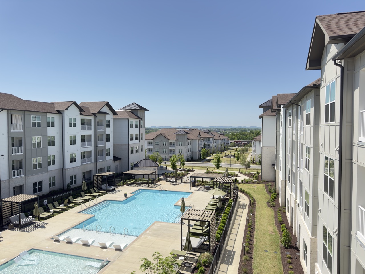 Pool and Sundeck of The Ravelle