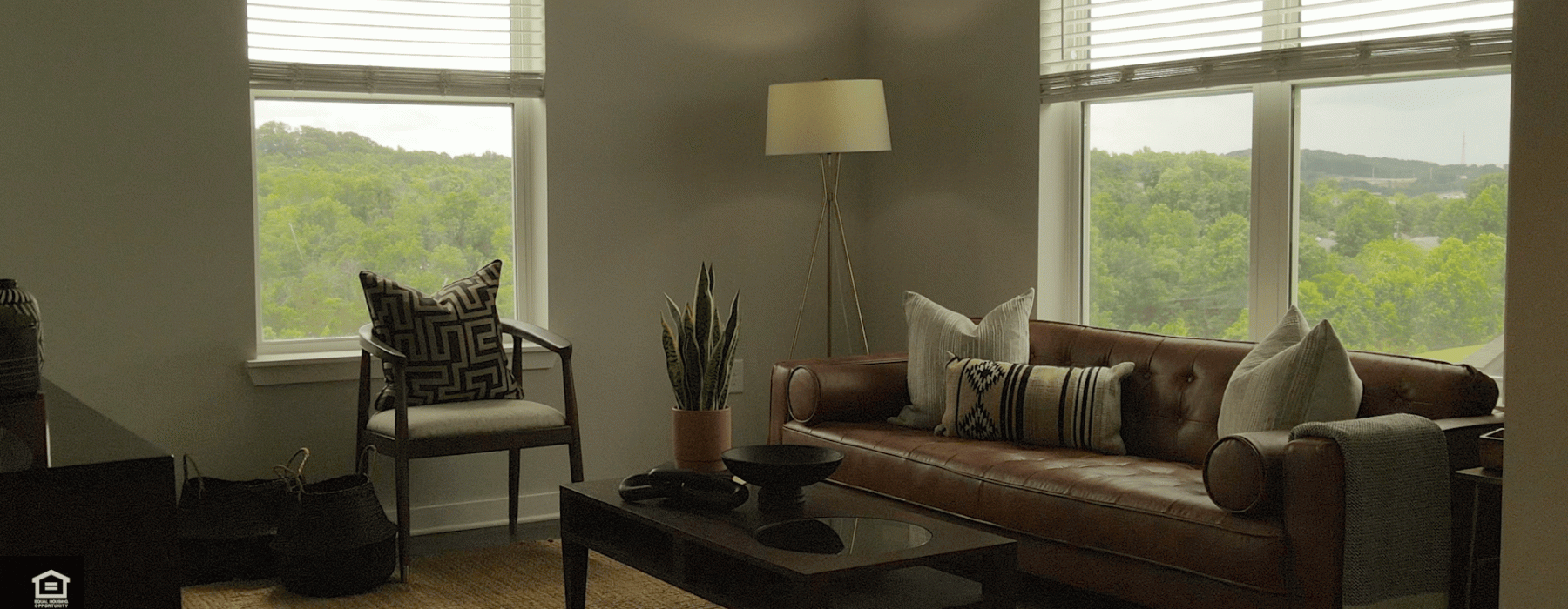 Living space of 2B/2B Perspective Apartment Home at the Ravelle in Nashville, TN